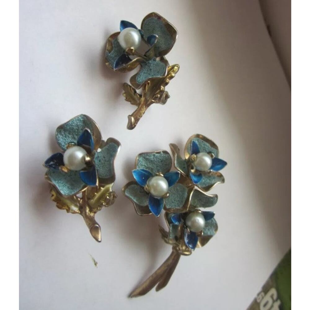 Vintage 1950s Enamel Flower Bouquet Brooch Pin & EARRINGS Blue‎ Pearl Gold Tone